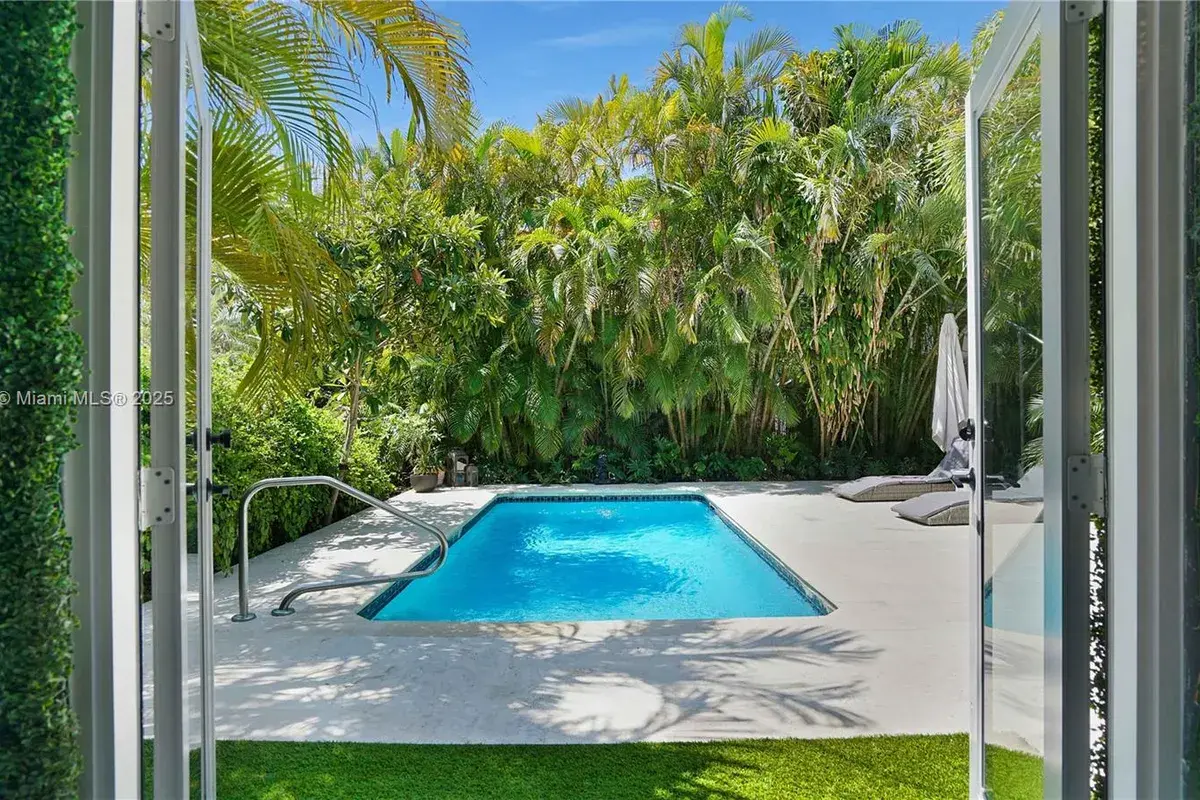 5650 Pine Tree Dr, Miami Beach FL 33140