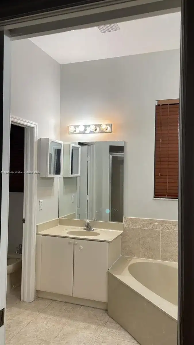 7337 nw 174 th ter # 107, Miami Lakes FL 33015 photo 3