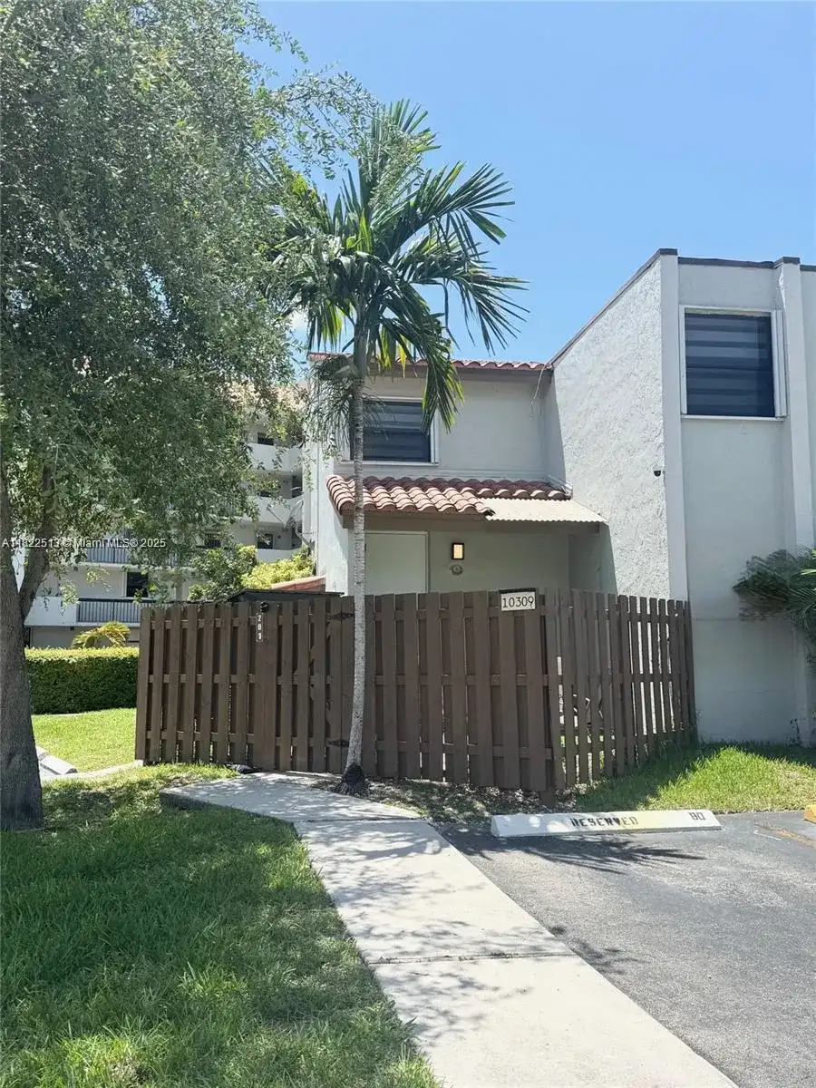 10309 NW 9th St, Miami FL 33172 photo 2