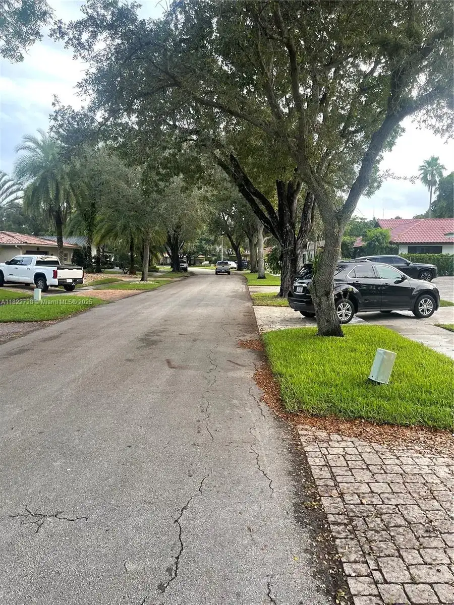 16120 E Troon Cir, Miami Lakes FL 33014 photo 2