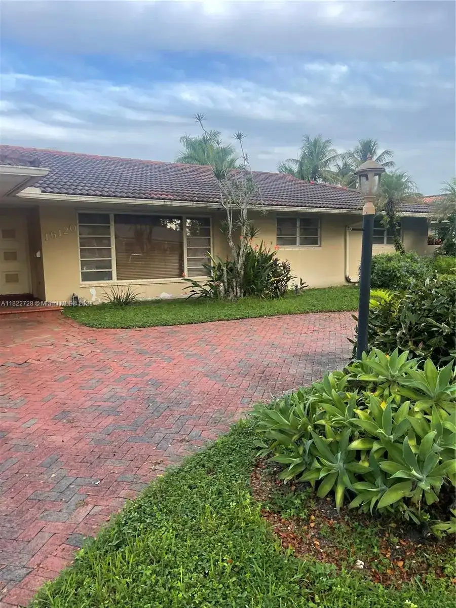 16120 E Troon Cir, Miami Lakes FL 33014 photo 4