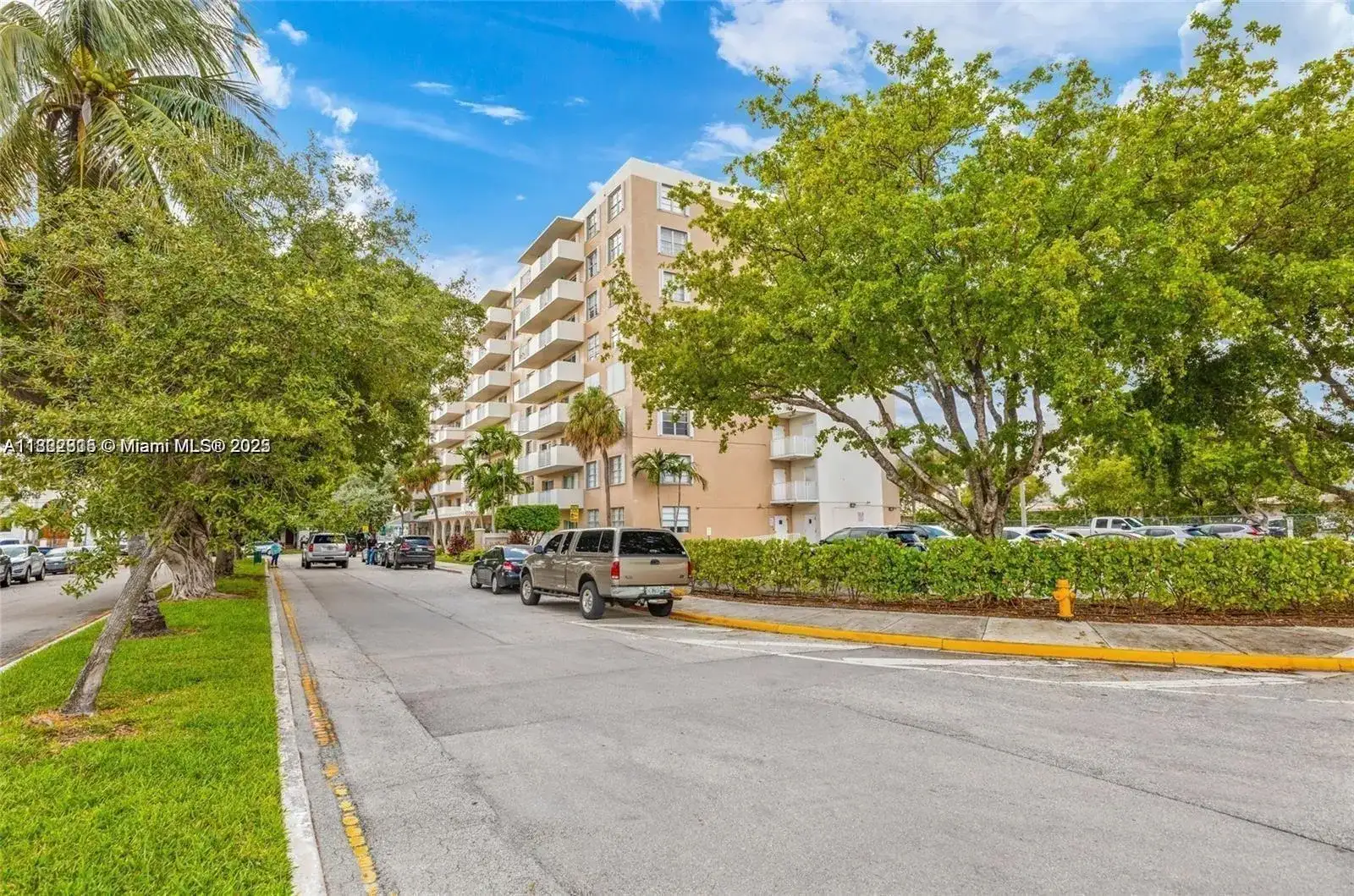 1455 N Treasure Dr # 2O, North Bay Village FL 33141 photo 3
