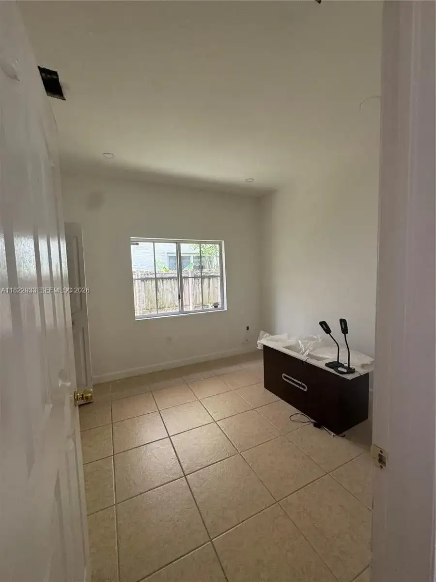 1281 NE 41st Pl, Homestead FL 33033 photo 4