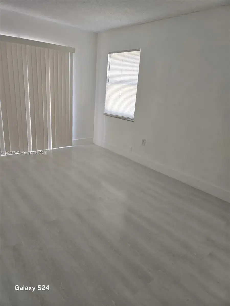 1000 W 28 St # 17, Hialeah FL 33010 photo 2
