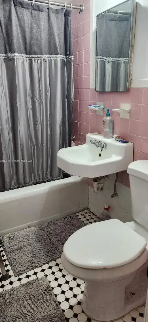 890 E 52nd St, Hialeah FL 33013 photo 2