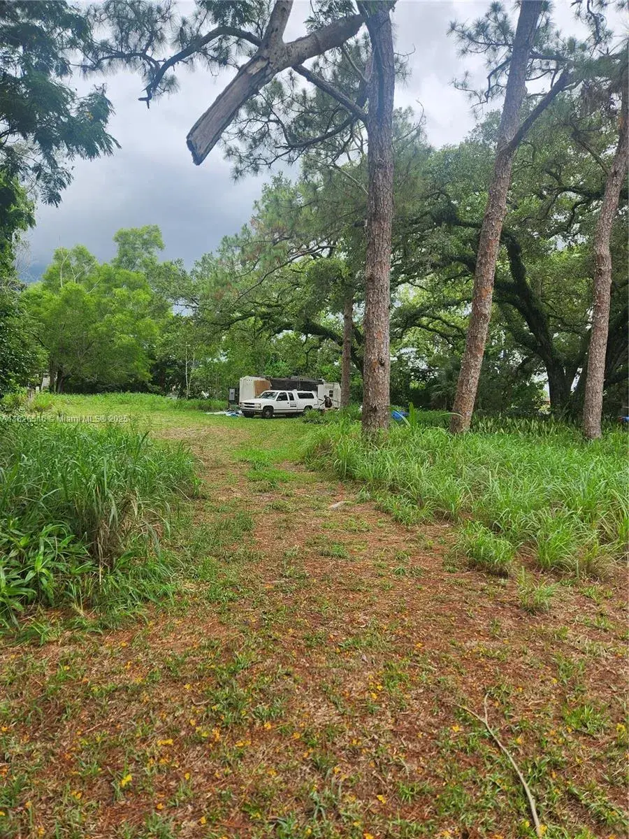 14 dr NW DR, Miami FL 33167