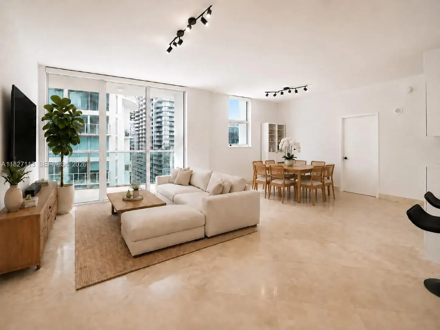 31 SE 5th St # 4021, Miami FL 33131 photo 4