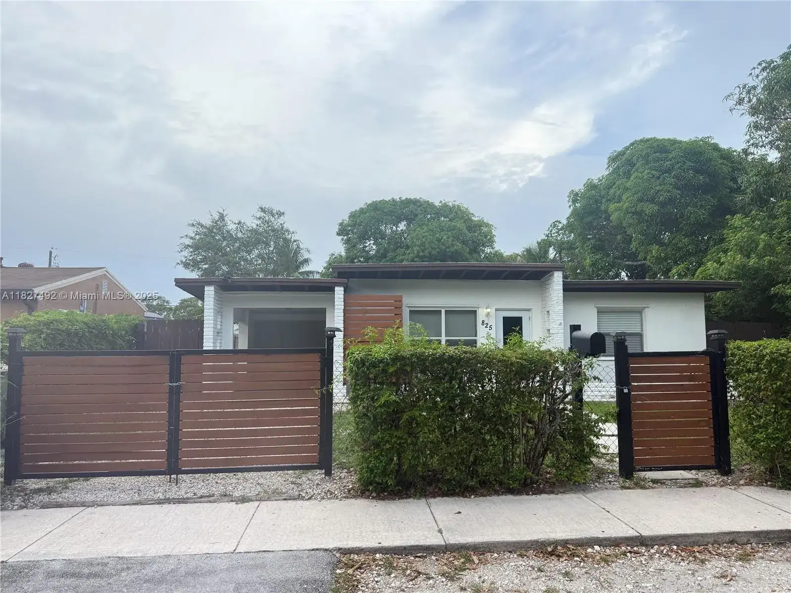 825 NW 127th St, North Miami FL 33168 photo 2
