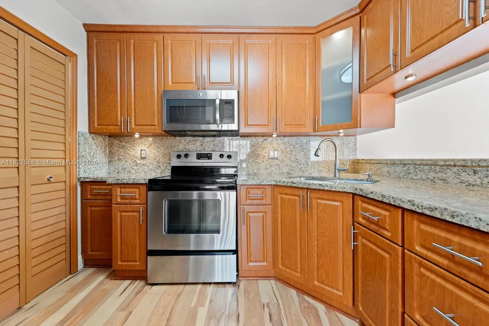 20155 E Oakmont Cir, Hialeah FL 33015 photo 2