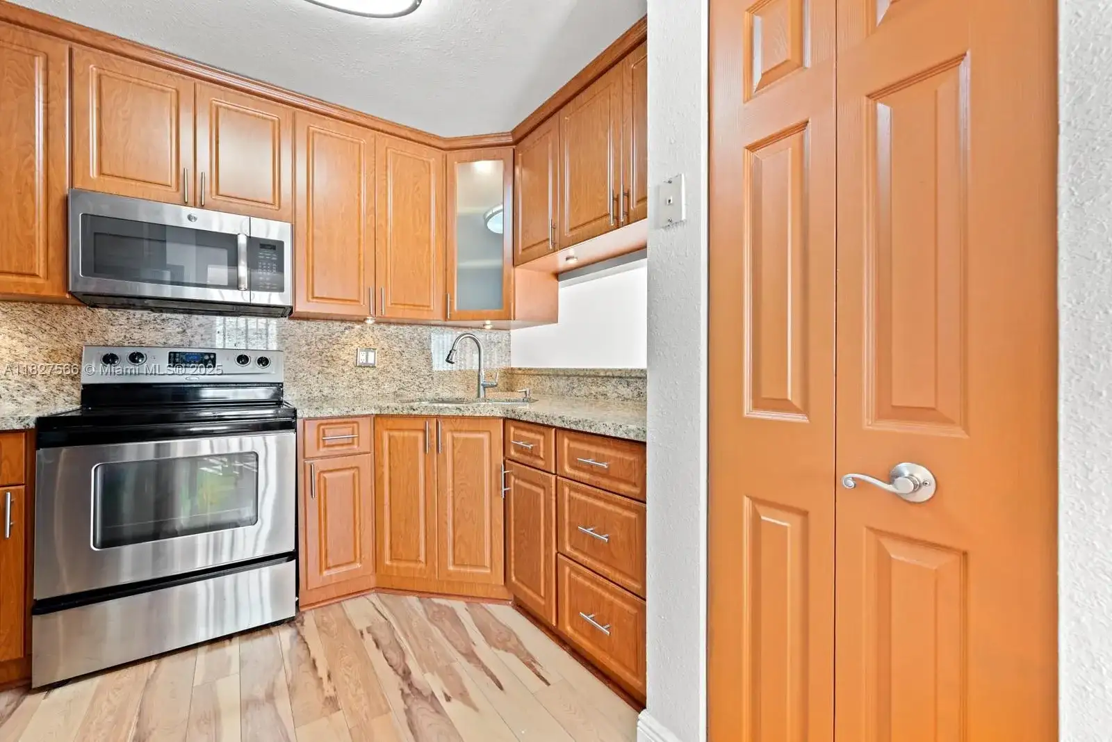 20155 E Oakmont Cir, Hialeah FL 33015 photo 3