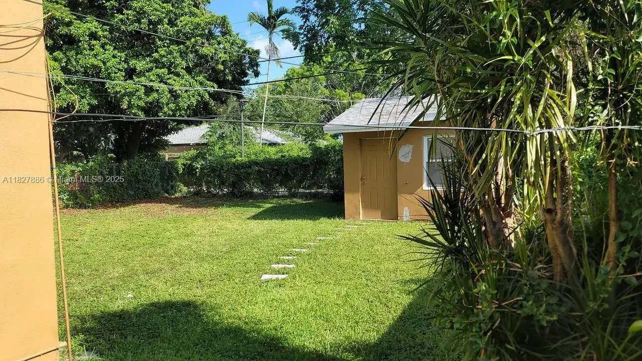 1042 NW 49th St, Miami FL 33127