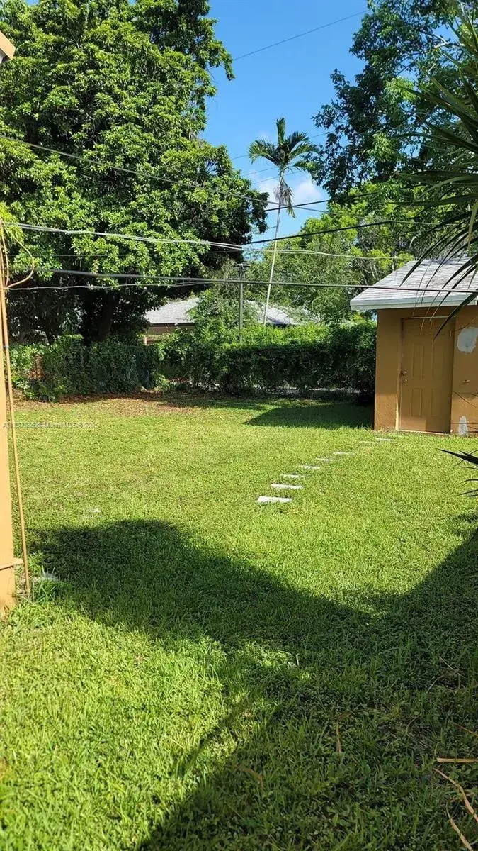 1042 NW 49th St, Miami FL 33127