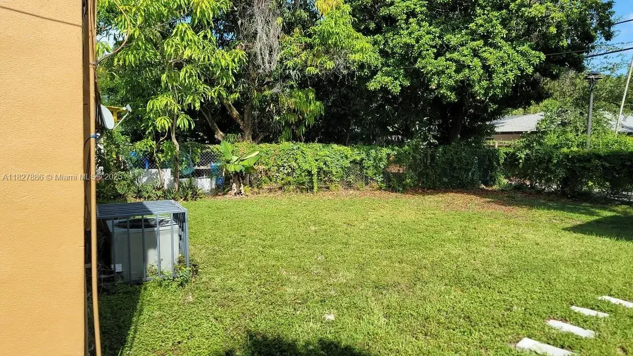 1042 NW 49th St, Miami FL 33127