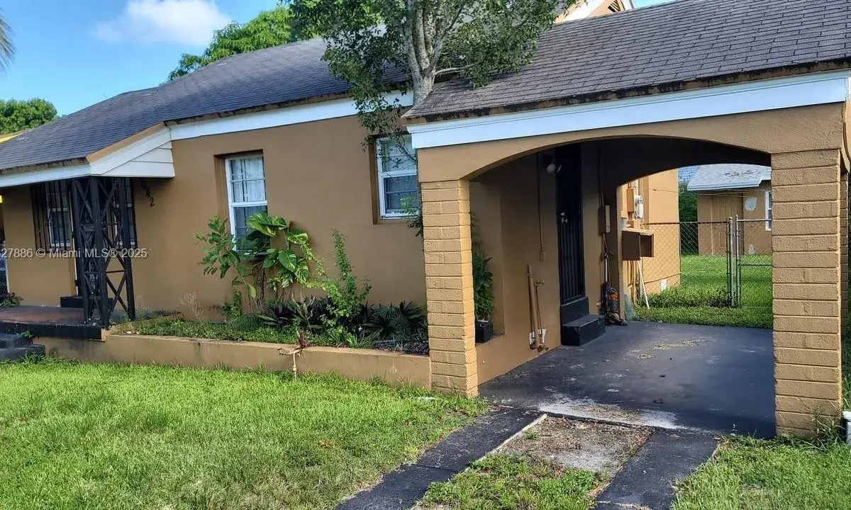 1042 NW 49th St, Miami FL 33127