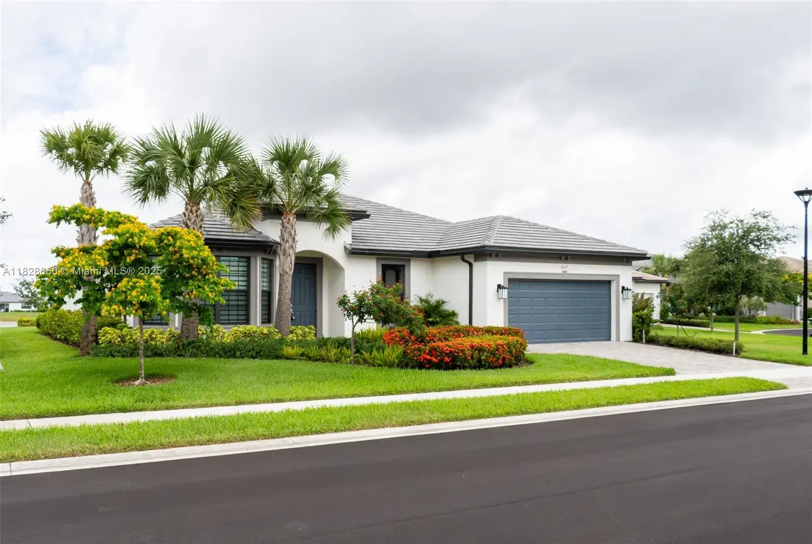 4527 Blessed Place Dr, Oakland Park FL 33309
