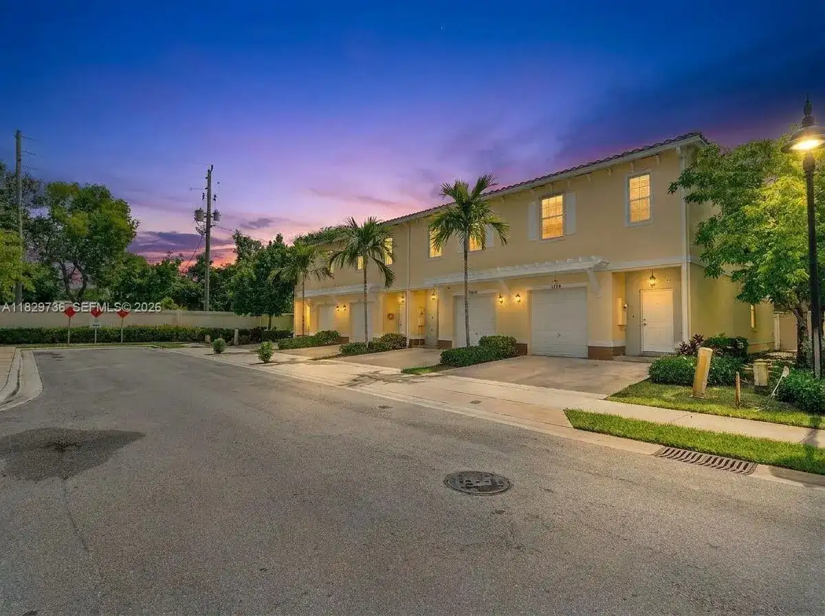 1128 NW 40th Ter, Lauderhill FL 33313 photo 2