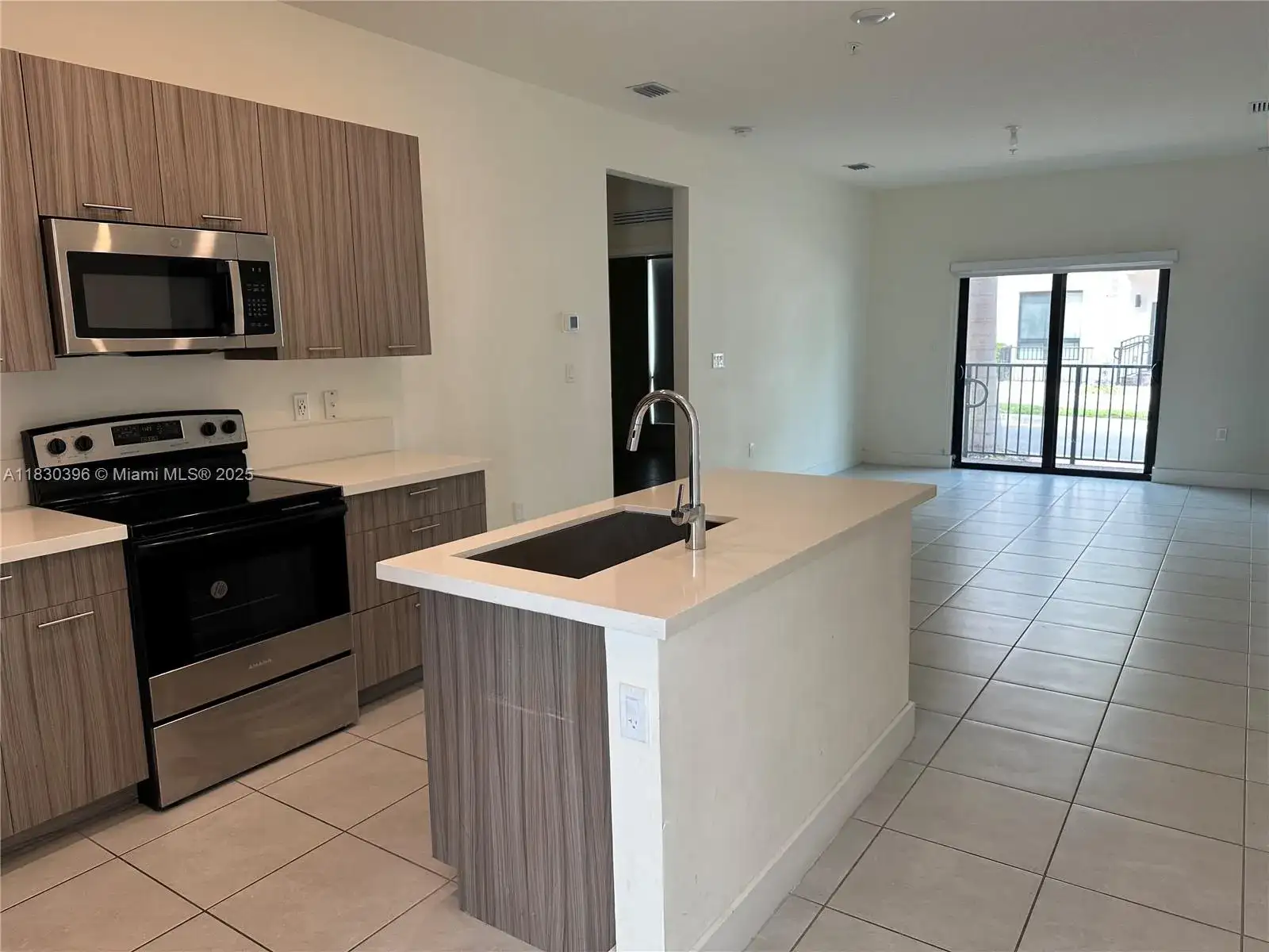 8265 NW 41 st # 104, Doral FL 33166 photo 2