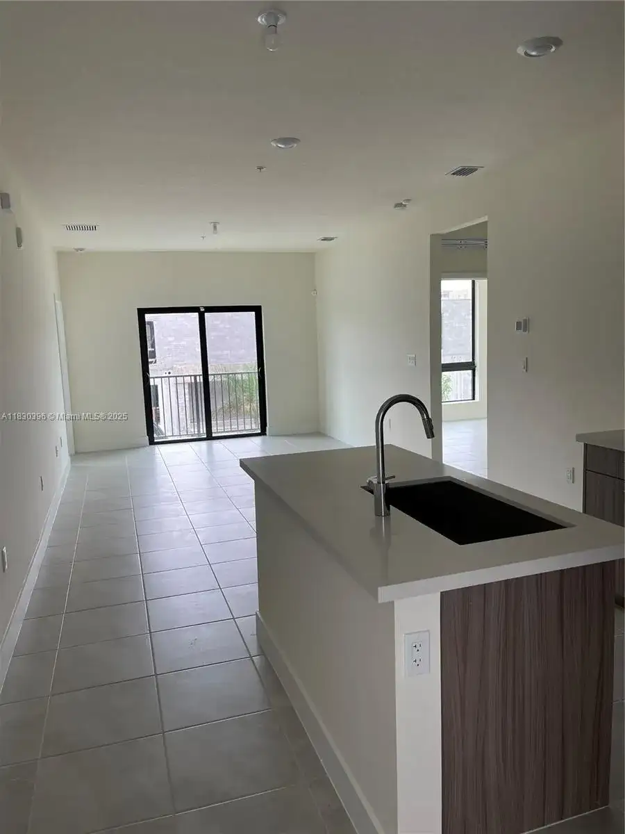 8265 NW 41 st # 104, Doral FL 33166 photo 3