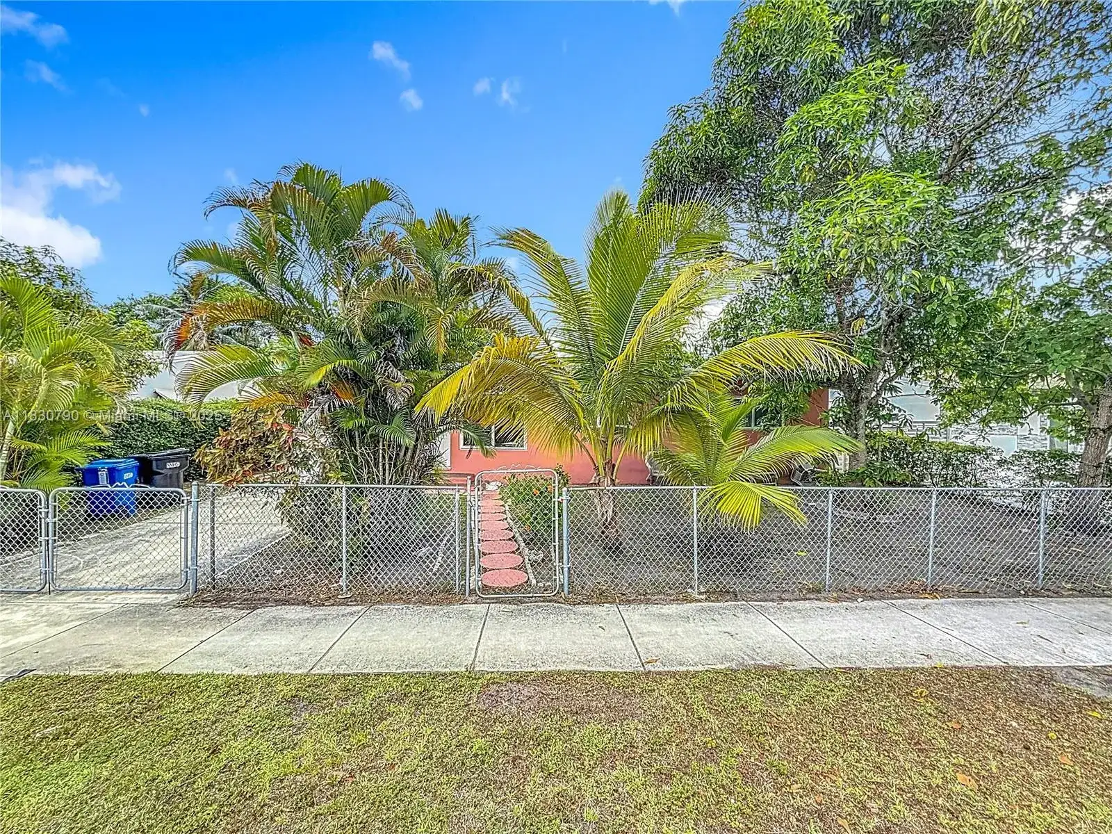 15705 NE 10th Ave, North Miami Beach FL 33162 photo 2