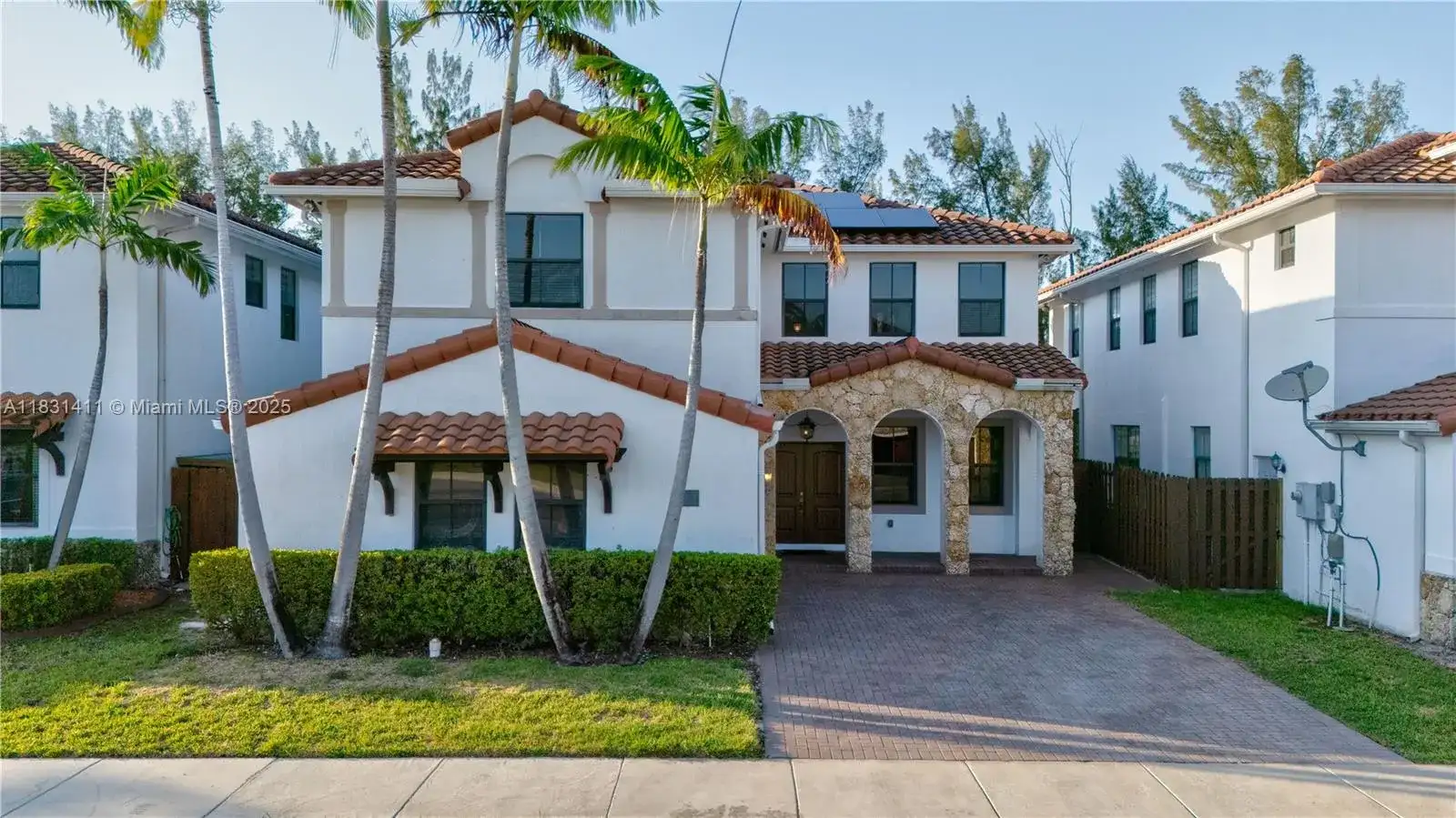 10371 NW 10th St, Miami FL 33172 photo 2