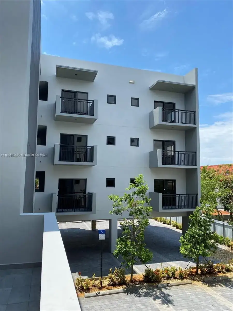 836 SW 2nd St # 301, Miami FL 33130 photo 2