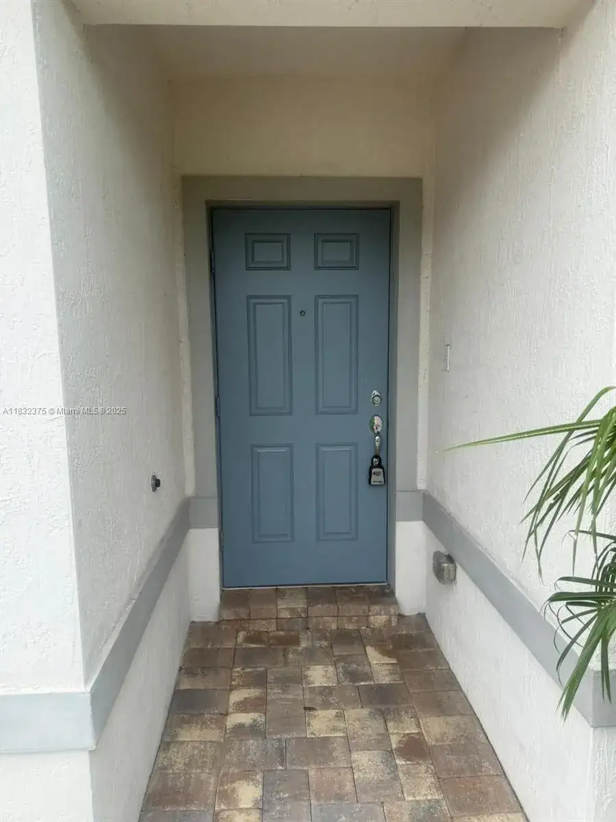 3141 Tamarind Dr, Lauderdale Lakes FL 33311 photo 2