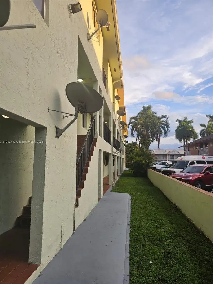 1521 W 42nd Pl # 18, Hialeah FL 33012 photo 2