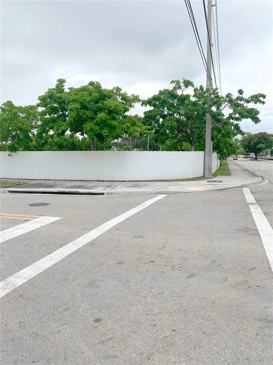 1401 NW 108th Ave, Sweetwater FL 33172 photo 2