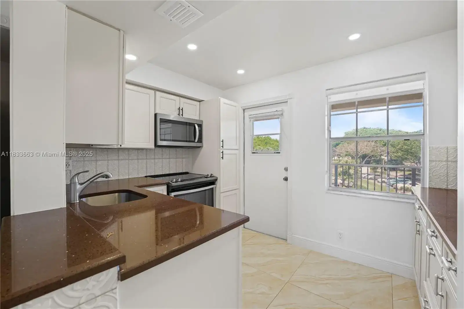 2671 S Course Dr # 303, Pompano Beach FL 33069 photo 4