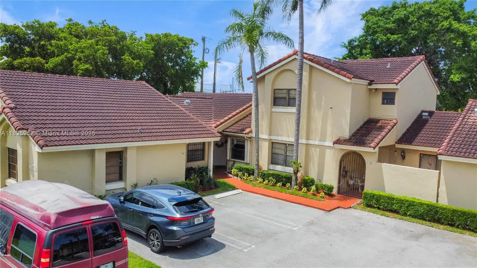 17012 NW 66th Ct, Hialeah FL 33015 photo 2