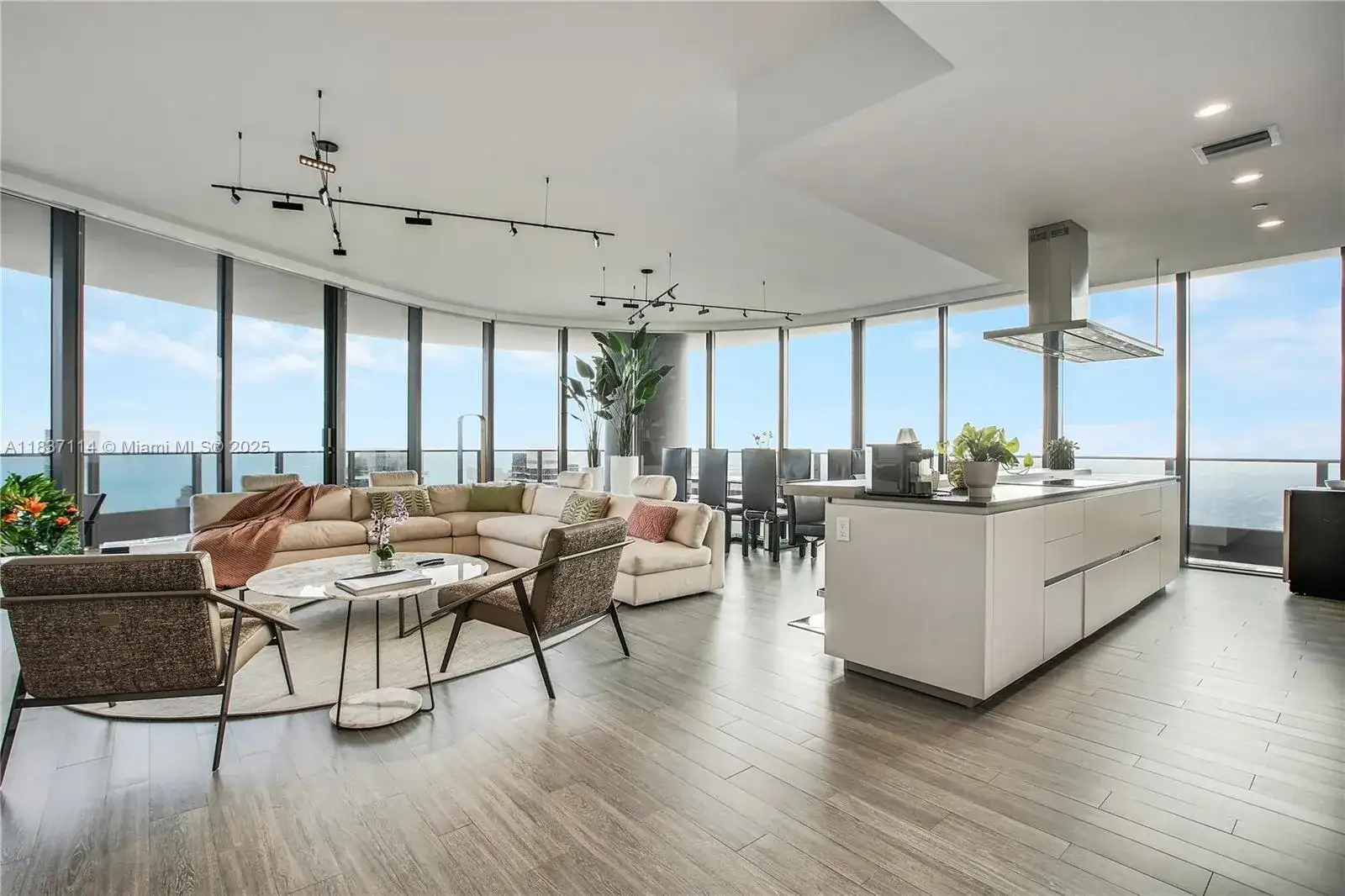 1000 Brickell plz, Miami FL 33131 photo 2