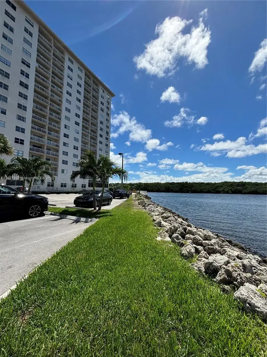 400 Kings Point Dr # 309, Sunny Isles Beach FL 33160 photo 2