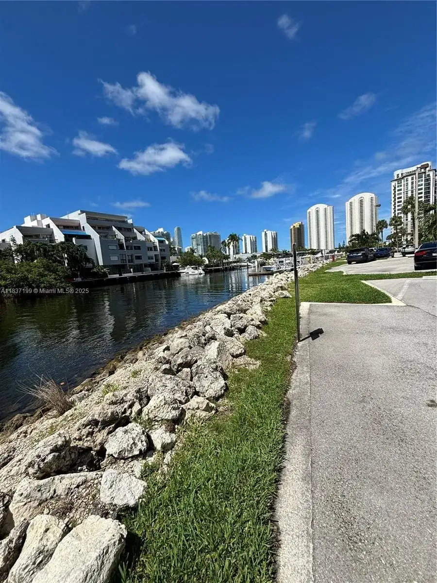 400 Kings Point Dr # 309, Sunny Isles Beach FL 33160 photo 3
