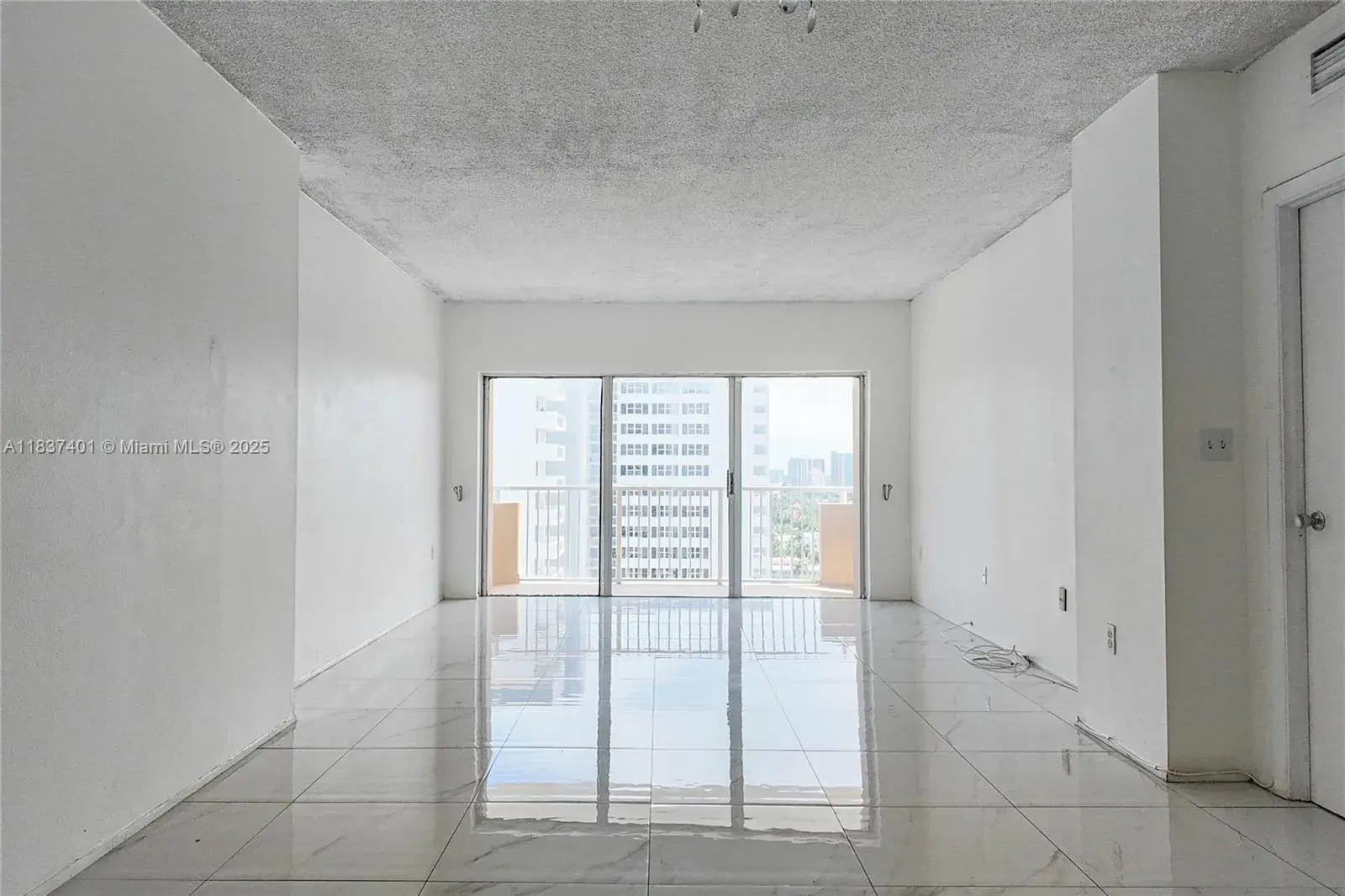 1980 S Ocean Dr # 17L, Hallandale Beach FL 33009