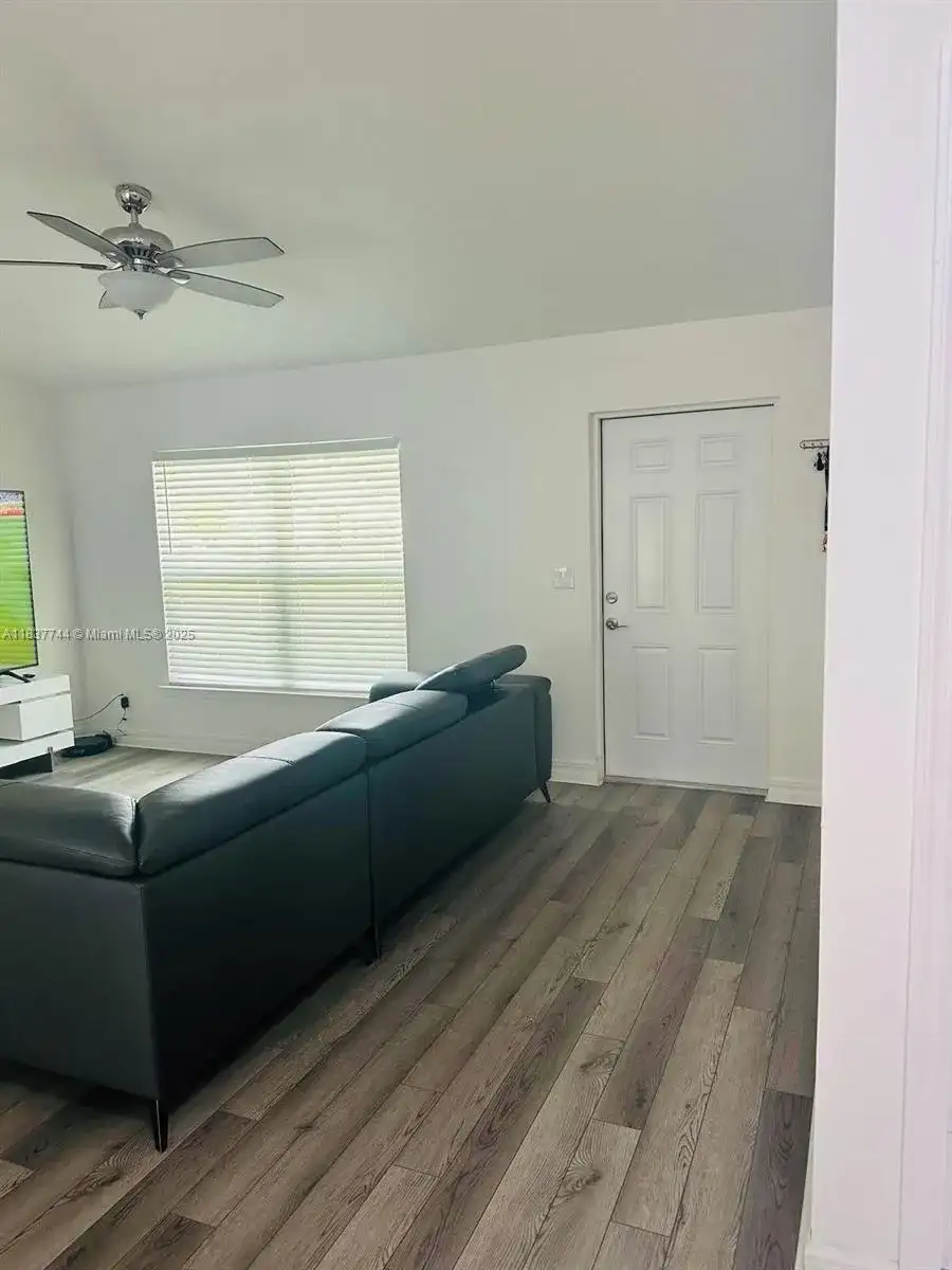 2524 NE 5 Ave, Other City - In The State Of Florida FL 33909 photo 3