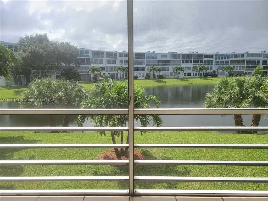 82 Oakridge G # 82, Deerfield Beach FL 33442