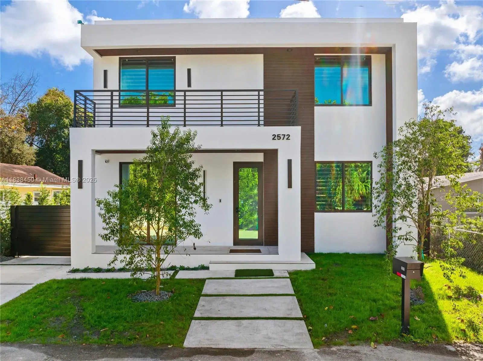 305 SW 5th St, Hallandale Beach FL 33009