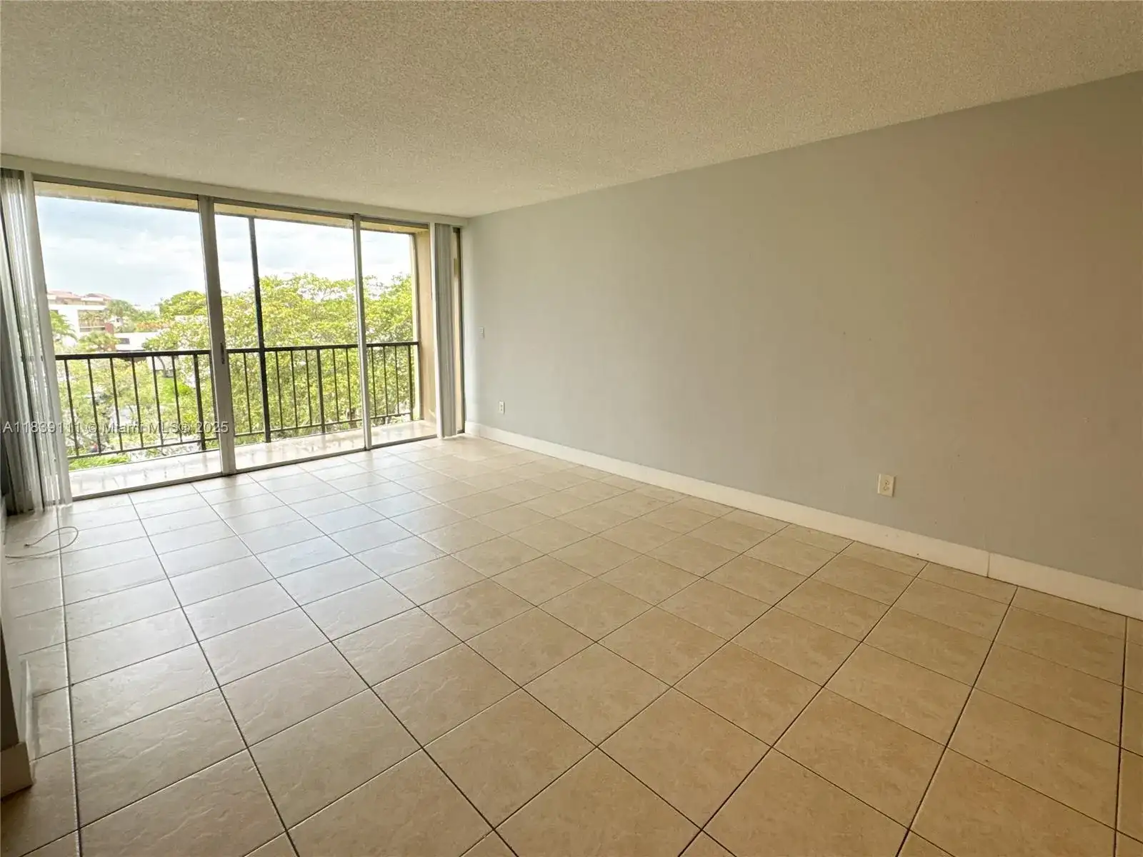 8840 Fontainebleau Blvd # 402, Miami FL 33172 photo 2