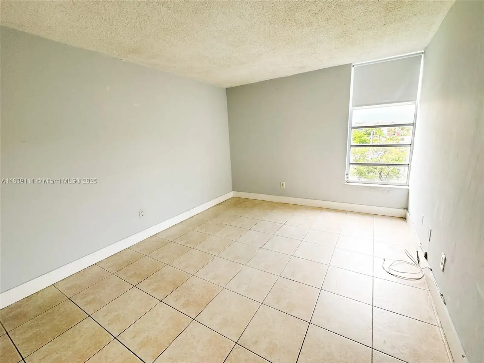 8840 Fontainebleau Blvd # 402, Miami FL 33172 photo 3