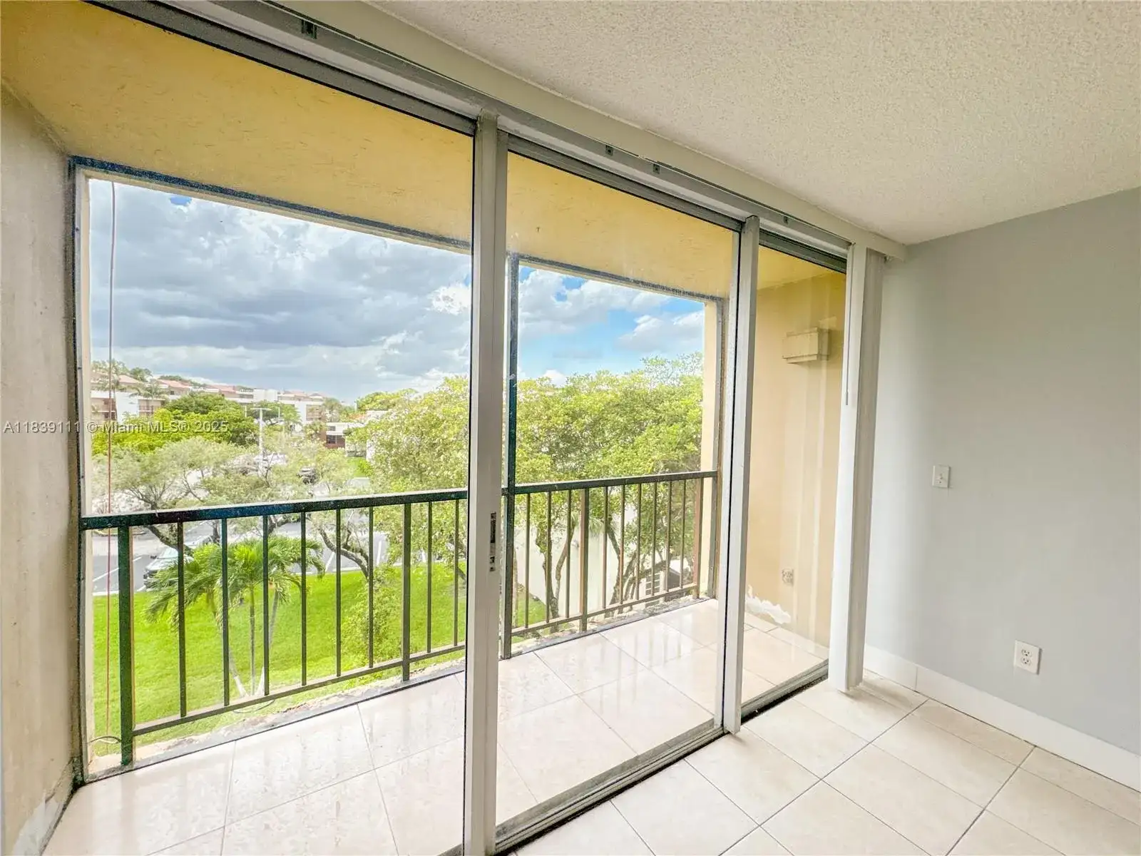 8840 Fontainebleau Blvd # 402, Miami FL 33172 photo 5