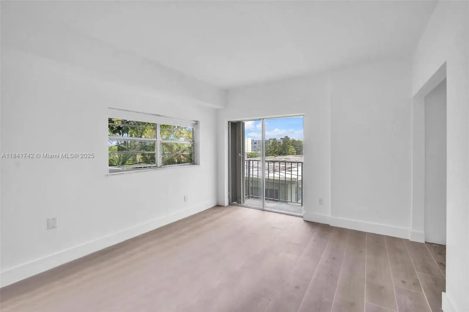 1960 Marseille Dr # 304, Miami Beach FL 33141 photo 4