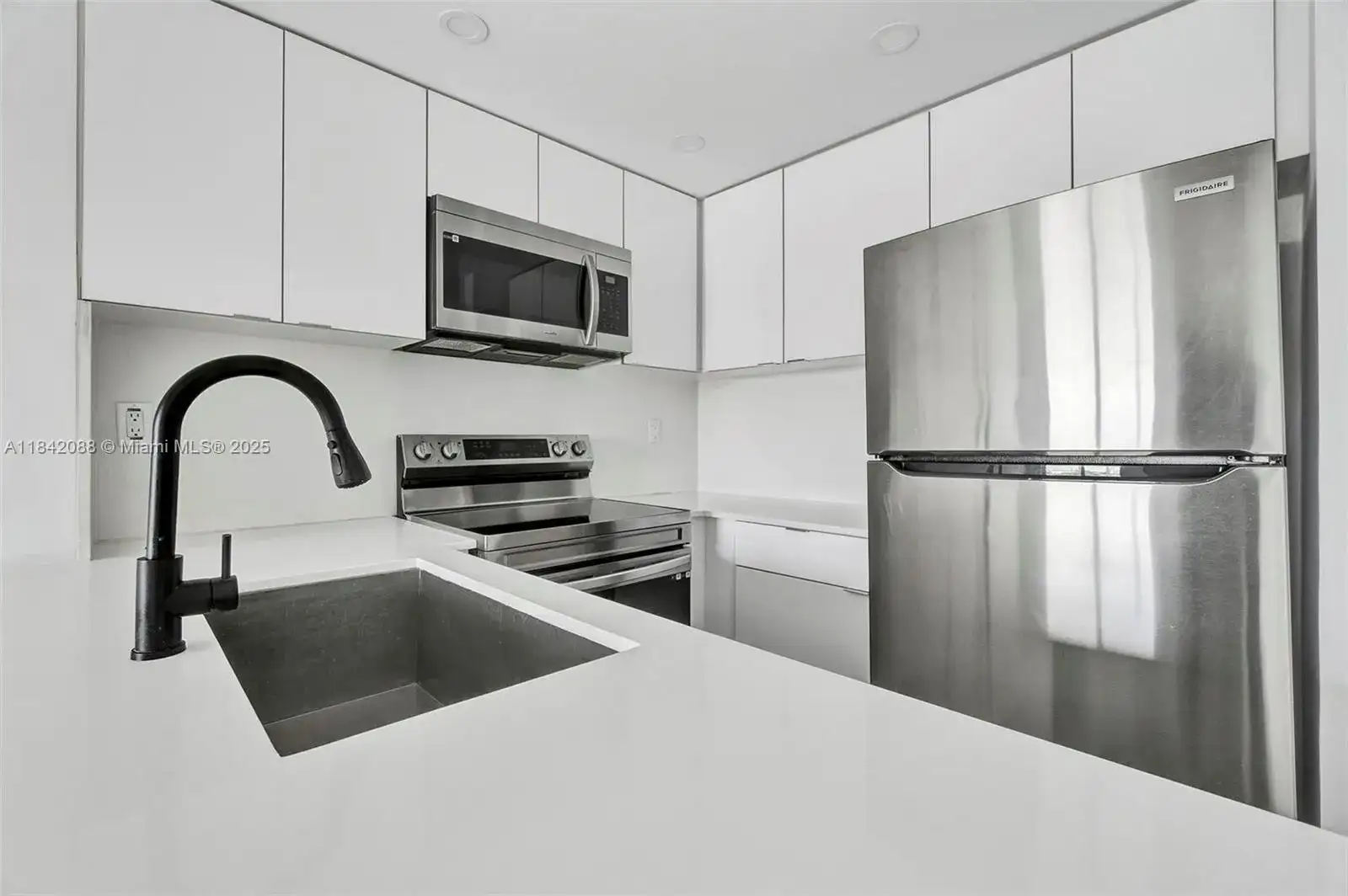 620 SW 10th St # 302, Miami FL 33130 photo 3