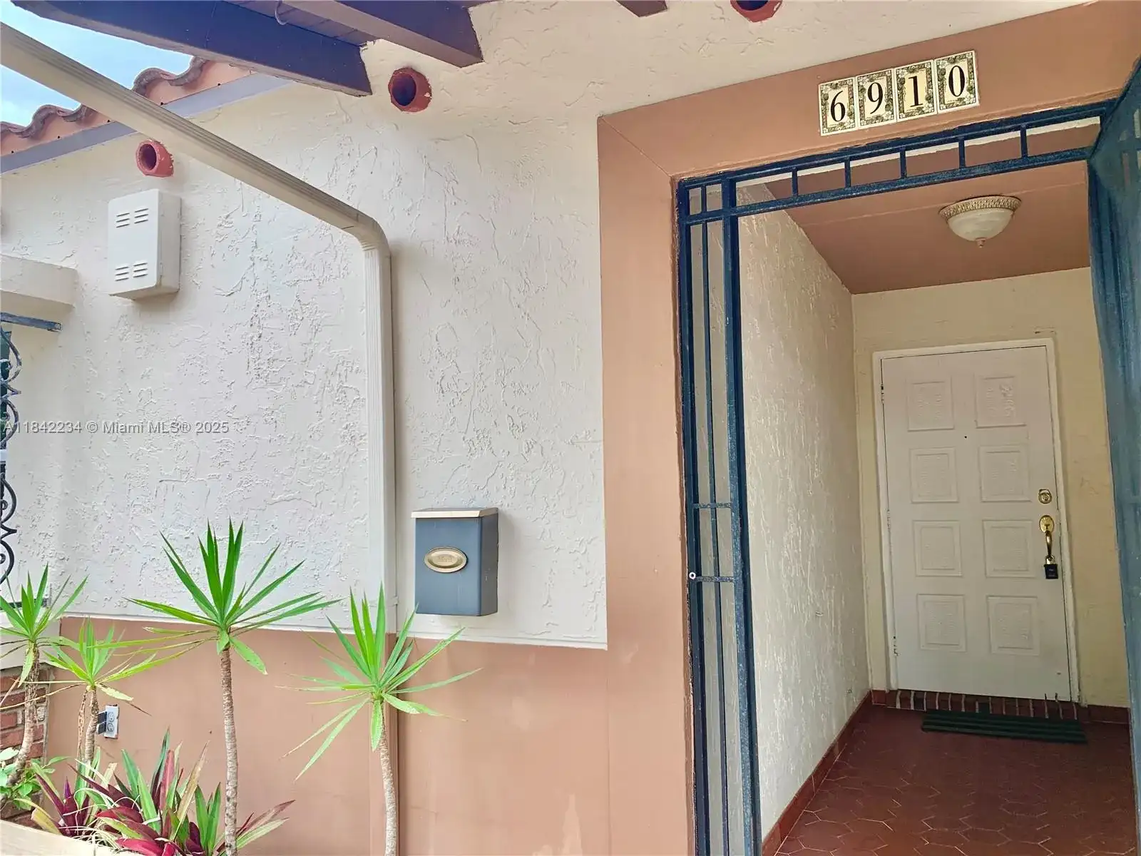 6910 Holly Rd, Miami Lakes FL 33014 photo 2