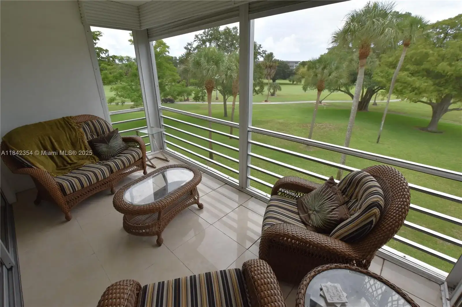3800 Oaks Clubhouse Dr # 309, Pompano Beach FL 33069 photo 2