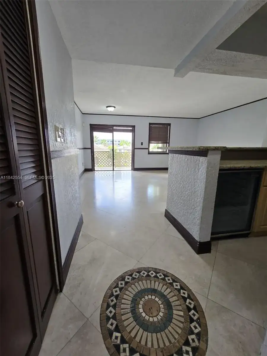 8425 NW 8th St # 307, Miami FL 33126 photo 3