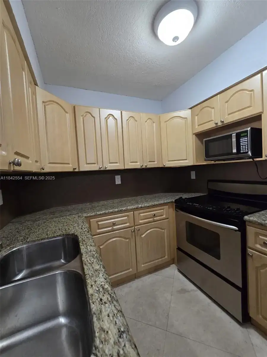 8425 NW 8th St # 307, Miami FL 33126 photo 5