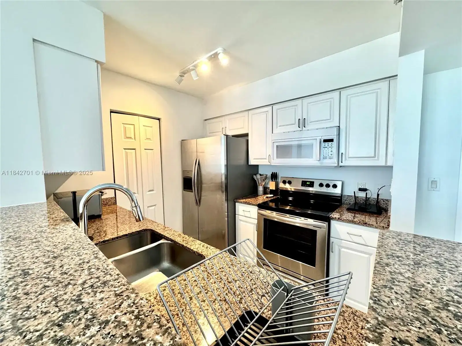 1155 Brickell Bay Dr # 906, Miami FL 33131 photo 2