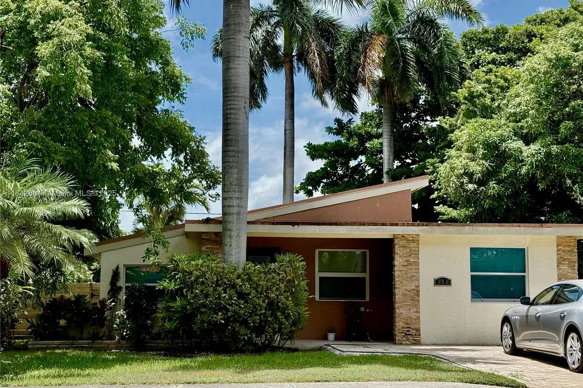960 NE 82nd St, Miami FL 33138