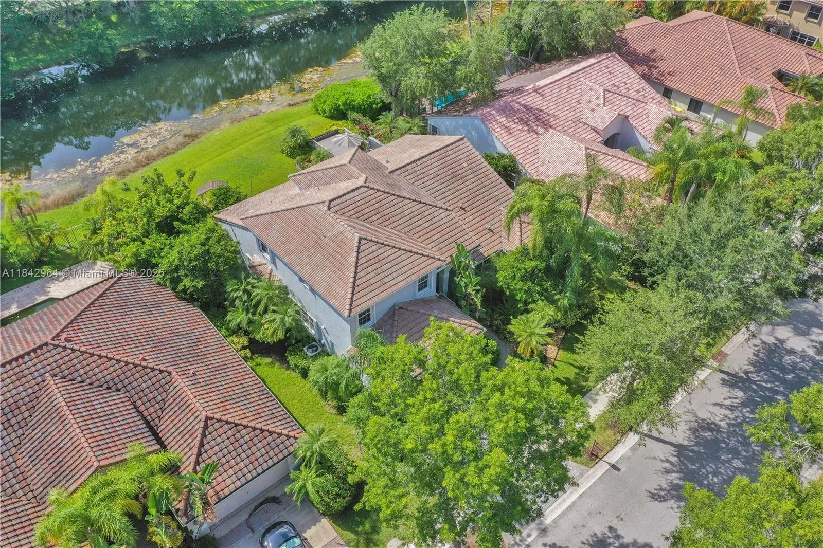 260 Montclaire Dr, Weston FL 33326