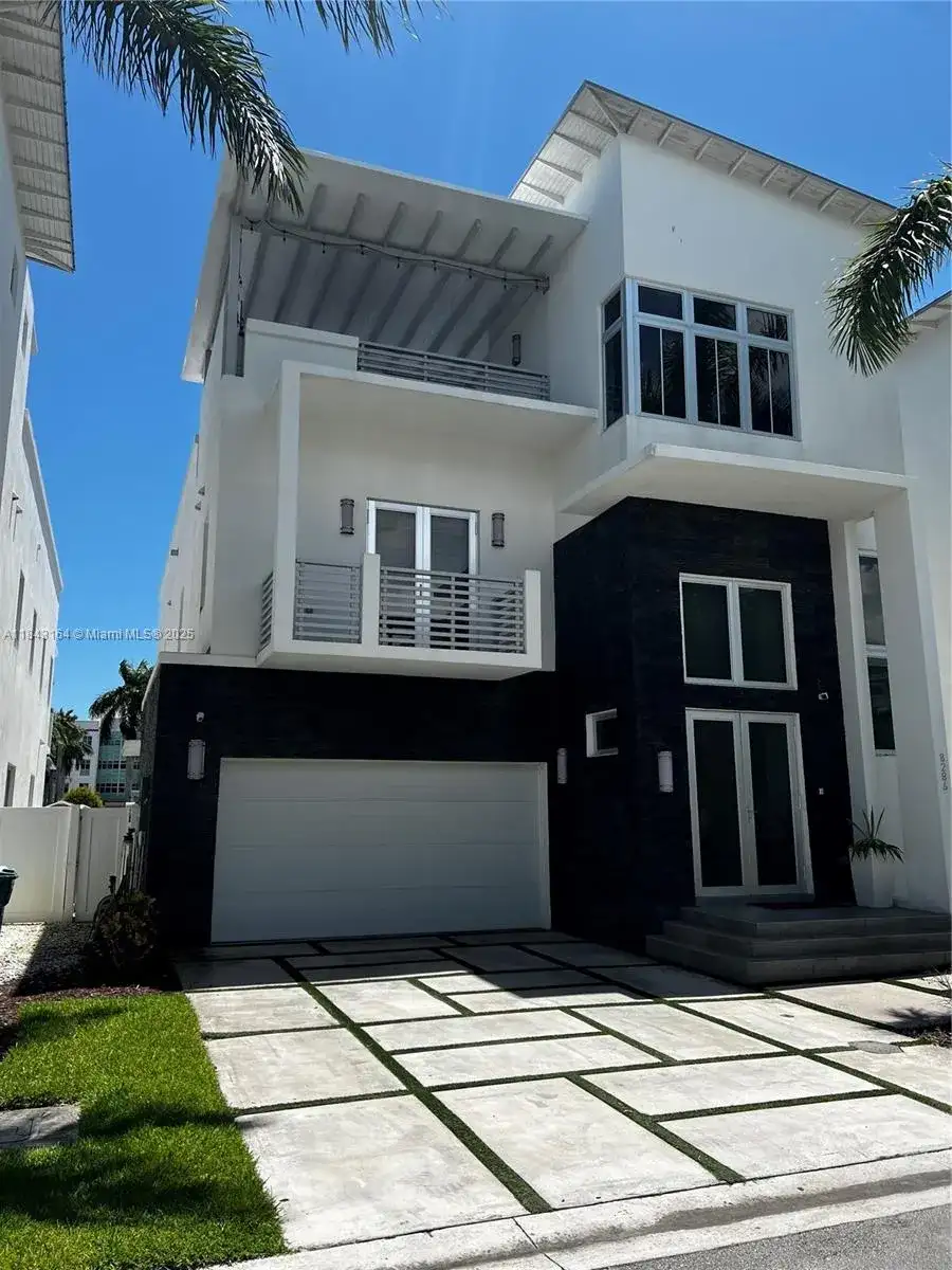 8286 NW 33rd Ter, Doral FL 33122 photo 2